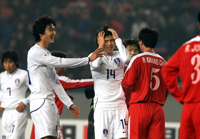 20일 오후 중국 충칭에서 열린 2008 동아시아 축구 선수권 대한민국-북한의 경기에서 곽태휘가 웃으면서 팀 동료를 격려하고 있다. 