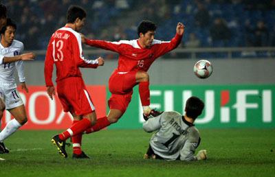 20일 오후 중국 충칭에서 열린 2008 동아시아 축구 선수권 대한민국-북한의 경기에서 북한 남성철이 혼전 중 공을 걷어내고 있다. 