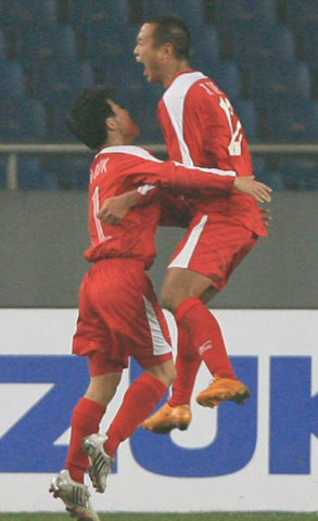 20일 오후 중국 충칭에서 열린 2008 동아시아 축구 선수권 대한민국-북한의 경기에서 북한 정대세가 1대1 동점골을 성공시킨 후 팀 동료와 함께 환호하고 있다. 