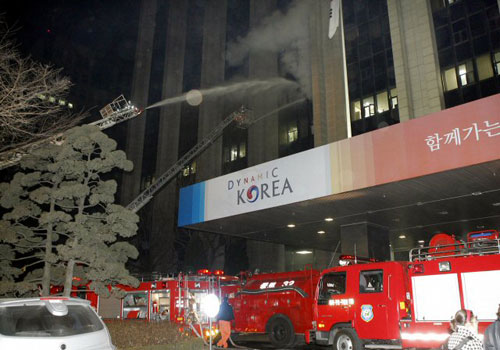 21일 새벽 서울 광화문 세종로 정부종합청사 5층에서 화재가 발생, 긴급 출동한 소방차가 진화작업을 벌이고 있다. 