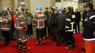 21일 오전12시30분께 서울 광화문 세종로 정부중앙청사 5층 국무조정실로 추정되는 곳에서 화재가 발생, 소방방재청 관계자들이 정부중앙청사 1층에서 진화작업을 지휘하고 있다 