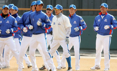  21일 서울 잠실야구장에서 열린 야구대표팀 훈련에서 이승엽 등 선수들이 몸을 풀고 있다. 