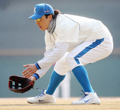  21일 서울 잠실야구장에서 열린 야구대표팀 훈련에서 이승엽이 수비연습을 하고 있다. 