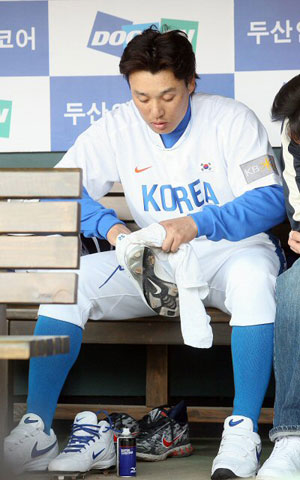 1일 서울 잠실야구장에서 열린 야구대표팀 훈련에 참가한 이승엽이 야구화를 손질하고 있다. 