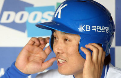  21일 서울 잠실야구장에서 열린 야구대표팀 훈련에서 이승엽이 헬멧을 써보며 어색한 듯 웃음을 짓고 있다. 