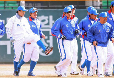 21일 서울 잠실야구장에서 열린 야구대표팀 훈련에서 이승엽이 러닝을 하다 김주찬에게 장난을 걸고 있다. 