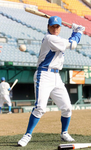 21일 서울 잠실야구장에서 열린 야구대표팀 훈련에서 이승엽이 타격연습을 하고 있다. 