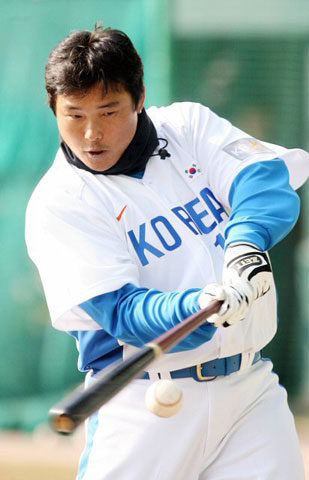 21일 서울 잠실야구장에서 열린 야구대표팀 훈련에서 김동주가 타격연습을 하고 있다. 