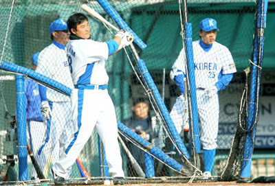 21일 서울 잠실야구장에서 열린 야구대표팀 훈련에서 김동주가 타격연습을 지켜보고 있다. 