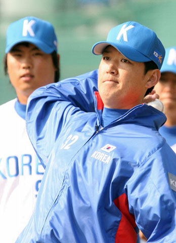  21일 서울 잠실야구장에서 열린 야구대표팀 훈련에서 김선우(오른쪽)와 류현진이 수비연습을 하고 있다. 