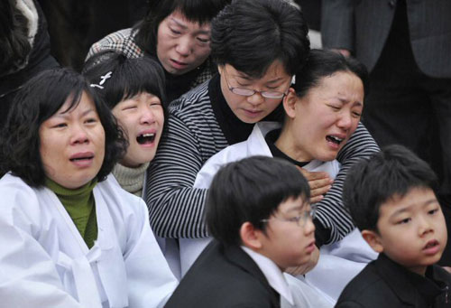  군 헬기 추락사고 희생자들의 합동영결식이 열린 22일 경기 성남시 분당구 국군수도병원 합동분향소에서 유가족들이 오열하고 있다. 