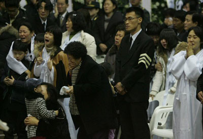  22일 오전 경기도 성남시 분당구 국군수도통합병원에서 열린 양평 군 헬기추락사고 영결식에서 유가족들이 오열하고 있다. 