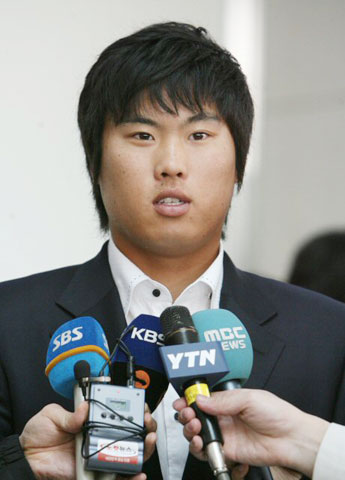  야구 베이징 올림픽대표팀 류현진이 본선 진출을 위한 대륙별 플레이오프 준비를 위해 22일 인천공항을 통해 타이완으로 출국에 앞서 기자들과 인터뷰를 하고 있다. 