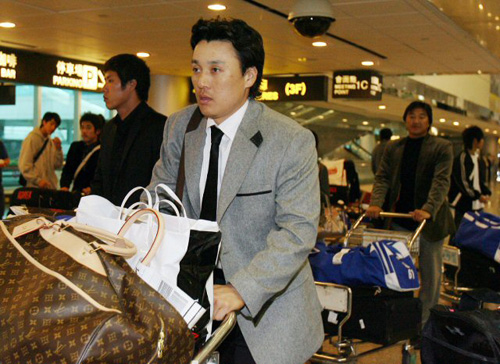 베이징올림픽 대륙별 플레이오프에 출전하는 이승엽 등 올림픽 야구대표팀 선수들이 22일 오후 타이완 타이베이 공항에 도착하고 있다. 