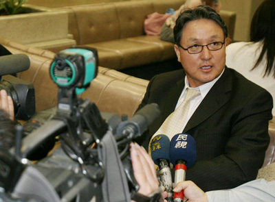 타이완 타이중에서 열리는 베이징올림픽 대륙별 플레이오프에 출전하는 올림픽 야구대표팀의 김경문 감독이 22일 오후 타이완 타이베이 공항에 도착, 타이완 언론과 인터뷰하고 있다. 