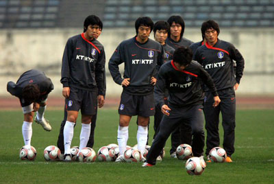 22일 오후 중국 충칭 다이탄완 구장에서 축구 대표팀 선수들이 슈팅 연습으로 마무리 훈련을 하고 있다. 
