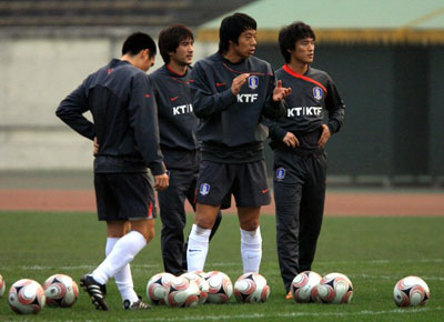 22일 오후 중국 충칭 다이탄완 구장에서 축구 대표팀 선수들이 슈팅 훈련을 하고 있다. 