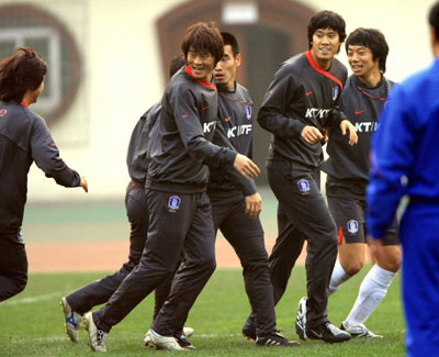 22일 오후 중국 충칭 다이탄완 구장에서 축구 대표팀 선수들이 일본전에 대비한 훈련을 실시하고 있다. 