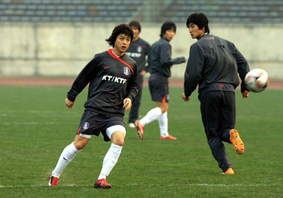 22일 오후 중국 충칭 다이탄완 구장에서 열린 축구 대표팀 훈련 중, 이관우가 공을 차고 있다. 