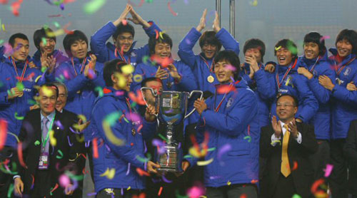 24일 중국 충칭에서 열린 20008 동아시아 선수권대회 시상식에서 우승을 차지한 한국 축구 대표팀 선수들이 우승컵을 들고 환호하고 있다. 
