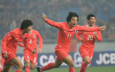 23일 오후 중국 충칭 올림픽 스타디움에서 열린 2008 동아시아 축구 선수권, 대한민국-일본의 경기에서 염기훈이 첫 골을 성공시킨 후 환호하고 있다. 