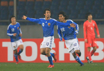 23일 오후 중국 충칭 올림픽 스타디움에서 열린 2008 동아시아 축구 선수권, 대한민국-일본의 경기에서 일본 야나세 코지가 동점골을 성공시킨 후 환호하고 있다. 