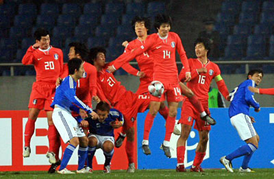23일 오후 중국 충칭 올림픽 스타디움에서 열린 2008 동아시아 축구 선수권, 대한민국-일본의 경기에서 한국 선수들이 일본의 프리킥을 몸으로 막고 있다. 