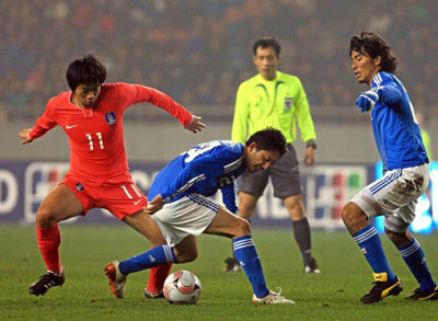 23일 오후 중국 충칭 올림픽 스타디움에서 열린 2008 동아시아 축구 선수권, 대한민국-일본의 경기에서 염기훈(왼쪽)이 일본 하시모토 히데요와 볼다툼을 벌이고 있다. 