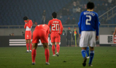 23일 오후 중국 충칭 올림픽 스타디움에서 열린 2008 동아시아 축구 선수권, 대한민국-일본의 경기에서 1대1 무승부로 경기를 마친 한국 선수들이 숨을 고르고 있다. 