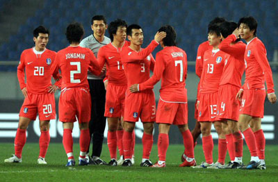23일 오후 중국 충칭 올림픽 스타디움에서 열린 2008 동아시아 축구 선수권, 대한민국-일본의 경기에서 1대1 무승부로 경기를 마친 한국 선수들이 서로를 격려하고 있다. 