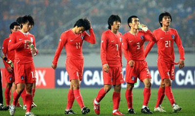 23일 오후 중국 충칭 올림픽 스타디움에서 열린 2008 동아시아 축구 선수권, 대한민국-일본의 경기에서 1대1 무승부로 경기를 마친 선수들이 그라운드를 빠져 나오고 있다. 