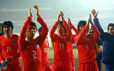 23일 오후 중국 충칭 올림픽 스타디움에서 열린 2008 동아시아 축구 선수권, 대한민국-일본의 경기에서 1대1 무승부로 경기를 마친 한국 선수들이 응원단을 향해 인사하고 있다. 