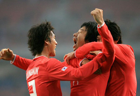 23일 오후 중국 충칭 올림픽 스타디움에서 열린 2008 동아시아 축구 선수권, 대한민국-일본의 경기에서  염기훈이 골을 성공시킨 뒤 환호하고 있다. 
