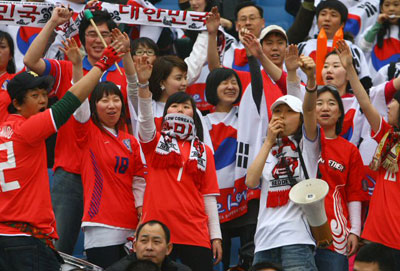 23일 오후 중국 충칭 올림픽 스타디움에서 열린 2008 동아시아 축구 선수권, 대한민국-일본의 경기에서 붉은 악마들이 열띤 응원을 하고 있다. 