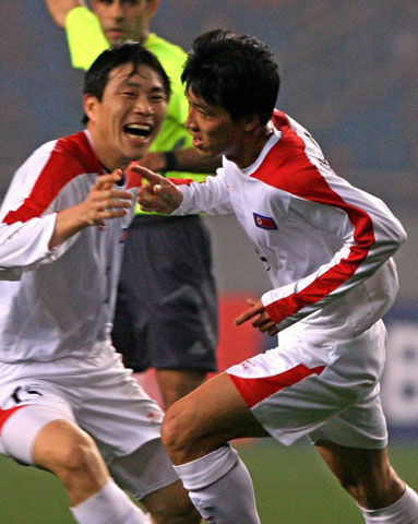 23일 오후 중국 충칭 올림픽 스타디움에서 열린 2008 동아시아 축구 선수권 북한-중국 경기에서 북한 지윤남(오른쪽)이 첫 골을 넣은 후 팀 동료들과 환호하고 있다. 