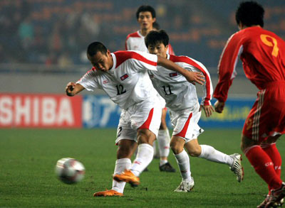 23일 오후 중국 충칭 올림픽 스타디움에서 열린 2008 동아시아 축구 선수권 북한-중국 경기에서 북한 정대세가 슛을 하고 있다. 