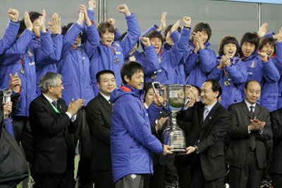 24일 중국 충칭에서 열린 20008 동아시아 선수권대회 시상식에서 한국 축구 대표팀 주장 김남일이 우승컵을 받고 있다. 