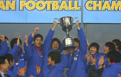 24일 중국 충칭에서 열린 20008 동아시아 선수권대회 시상식에서 한국 축구대표팀 선수들이 우승컵을 들고 환호하고 있다. 
