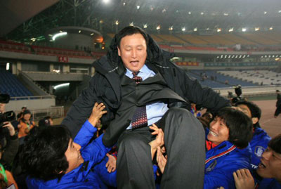 24일 중국 충칭에서 열린 20008 동아시아 선수권대회 시상식에서 우승을 차지한 한국 축구대표팀 선수들이 허정무 감독을 헹가래 치고 있다. 