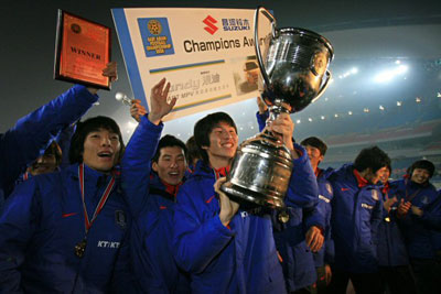 24일 중국 충칭에서 열린 20008 동아시아 선수권대회 시상식에서 우승을 차지한 한국 축구대표팀 선수들이 우승컵가 상금을 들고 환호하고 있다. 