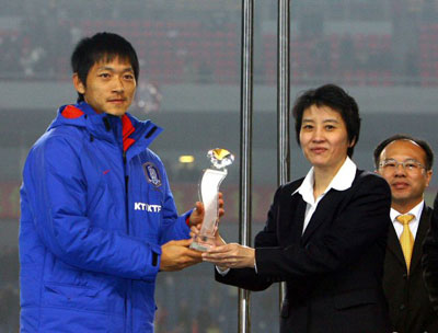 24일 중국 충칭에서 열린 20008 동아시아 선수권대회 시상식에서 최우수 선수(MVP)에 선정된 한국 축구대표팀 주장 김남일이 트로피를 받고 있다. 