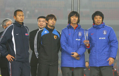 24일 중국 충칭에서 열린 20008 동아시아 선수권대회 시상식에서 각각 2골을 넣어 공동 득점상을 수상한 북한의 정대세, 일본 야마세 고지, 한국 박주영, 염기훈(왼쪽부터)이 트로피를 들고 기념촬영을 하고 있다. 