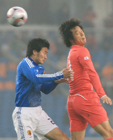 23일 오후 중국 충칭 올림픽 스타디움에서 열린 2008 동아시아 축구 선수권, 대한민국-일본의 경기에서 한국 염기훈(오른쪽)이 일본 코노 야스유키와 공중볼을 다투고있다. 