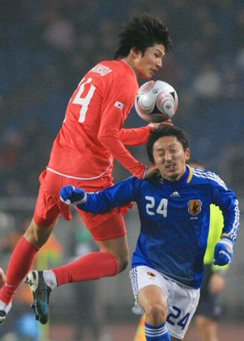 23일 오후 중국 충칭 올림픽 스타디움에서 열린 2008 동아시아 축구 선수권, 대한민국-일본의 경기에서 강민수(왼쪽)가 일본 하시모토 히데오와 공중볼을 다투고 있다. 
