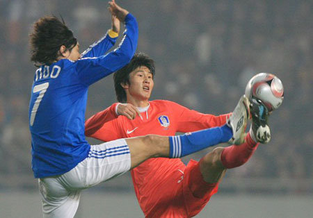 23일 오후 중국 충칭 올림픽 스타디움에서 열린 2008 동아시아 축구 선수권, 대한민국-일본의 경기에서 한국 강민수(오른쪽)가 일본 엔도 야스히토와 공중볼을 다투고 있다. 