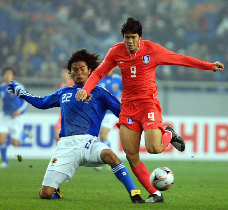 23일 오후 중국 충칭 올림픽 스타디움에서 열린 2008 동아시아 축구 선수권, 대한민국-일본의 경기에서 한국 조진수(오른쪽)가 일본 문전으로 대시하다 나카자와 유지의 태클을 받고 있다. 