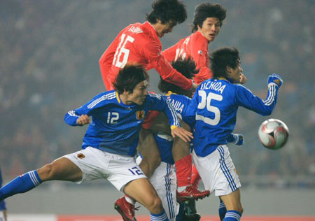 23일 오후 중국 충칭 올림픽 스타디움에서 열린 2008 동아시아 축구 선수권, 대한민국-일본의 경기에서 한국 곽태휘(가운데)가 일본 문전에서 코너킥을 받아 헤딩슛하고 있다. 