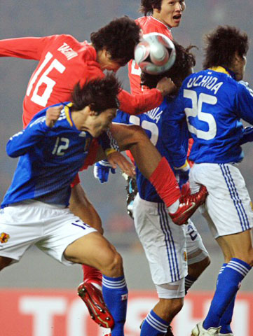 23일 오후 중국 충칭 올림픽 스타디움에서 열린 2008 동아시아 축구 선수권, 대한민국-일본의 경기에서 한국 곽태휘(가운데)가 일본 문전에서 코너킥을 받아 헤딩슛하고 있다. 