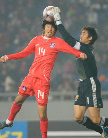 23일 오후 중국 충칭 올림픽 스타디움에서 열린 2008 동아시아 축구 선수권, 대한민국-일본의 경기에서 한국 강민수가 일본 문전에서 헤딩슛하고 있다. 