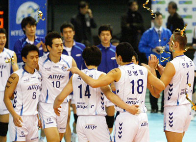 24일 대전 충무체육관에서 열린 2007-2008 프로배구 삼성화재와 대한항공의 경기에서 접전끝에 세트스코어 3-1로 승리한 삼성선수들이 서로 얼싸안은 채 기쁨을 나누고 있다. 